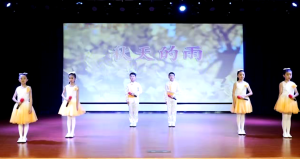 少儿口才朗诵表演节目《秋天的雨》全套演出资料_少儿口才节目网